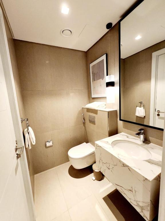 Koupelna v ubytování Solo RealtyHH Apartments - Address Residence Fujairah