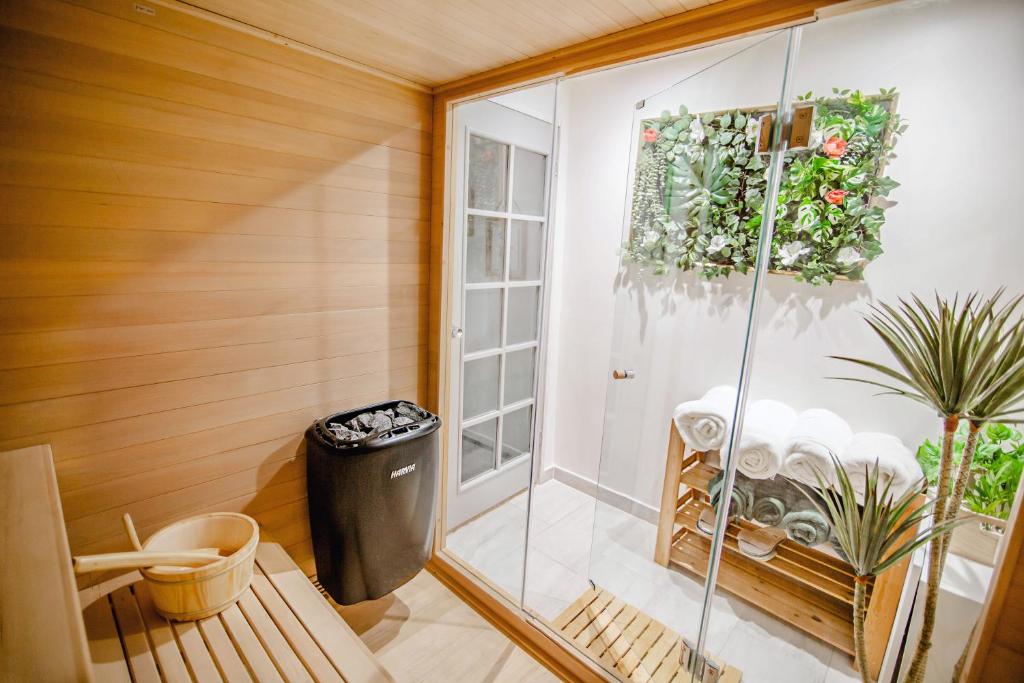 Image showcasing Modern Central Luxury Home with Hot Tub Sauna 12PPL, Sheffield (updated ...