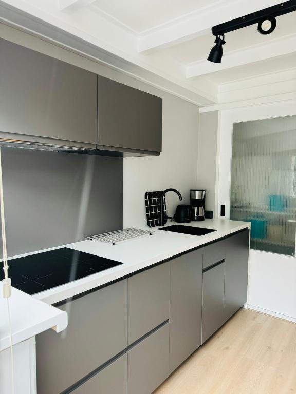 Een keuken of kitchenette bij Hello Katwijk - Zomerhuis Paul Krügerstraat 3