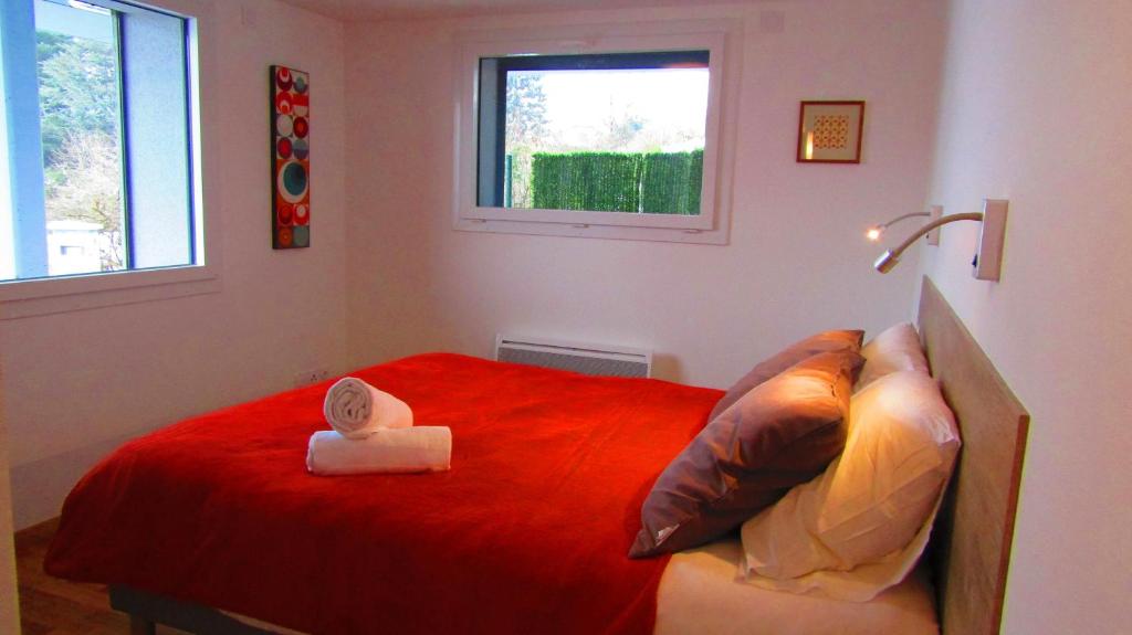 Postel nebo postele na pokoji v ubytování Appartement Semnoz - Vue Lac
