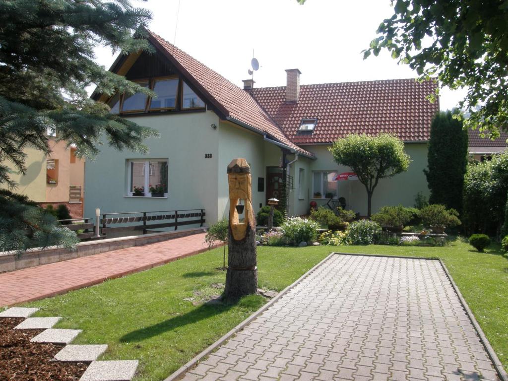 ein Haus mit Parkuhr im Hof in der Unterkunft Vila Helena in Liptovský Ján