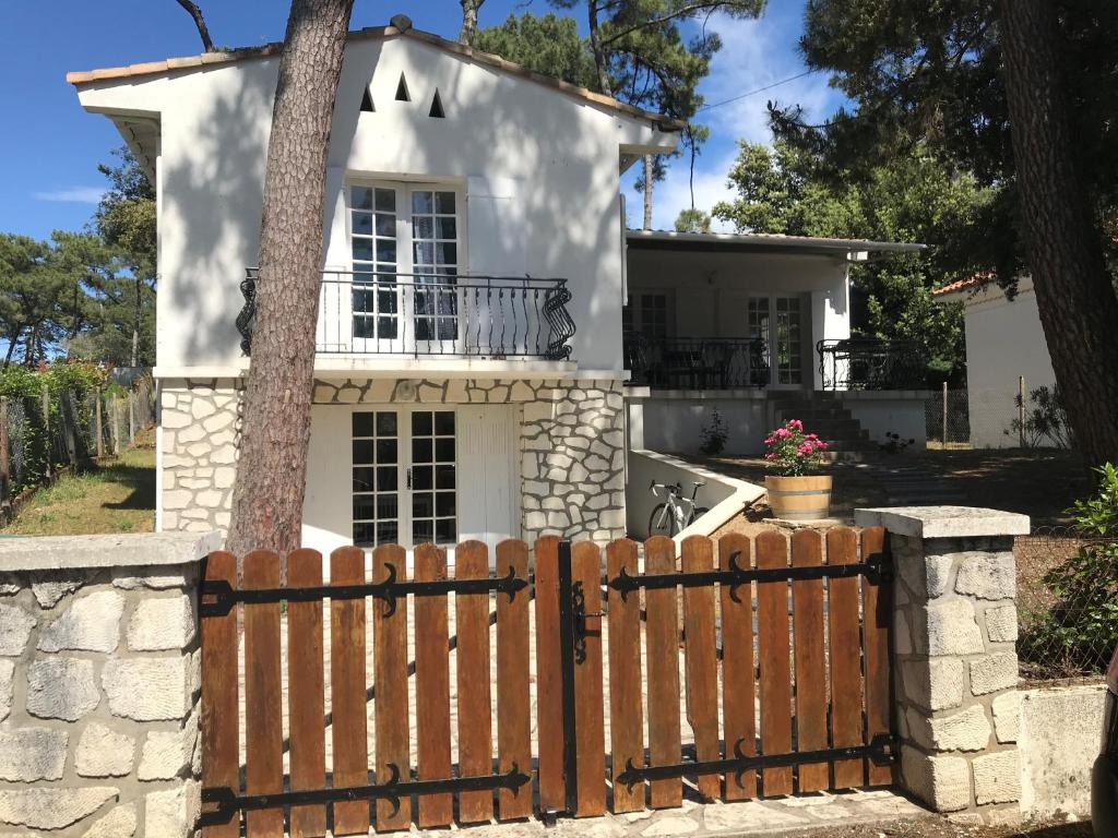 une maison avec une porte en bois devant elle dans l'établissement El Nido, à Saint-Georges-de-Didonne