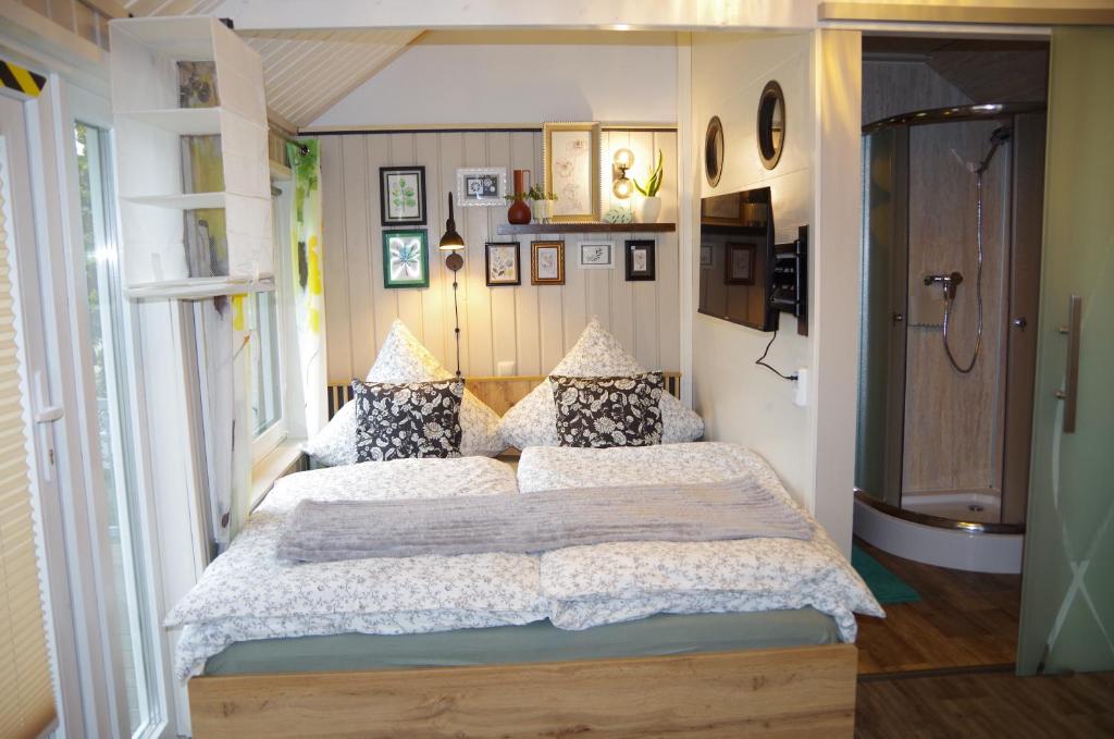 Postel nebo postele na pokoji v ubytování gemütliches Tiny House mit Sauna, Kamin und Fahrradgarage