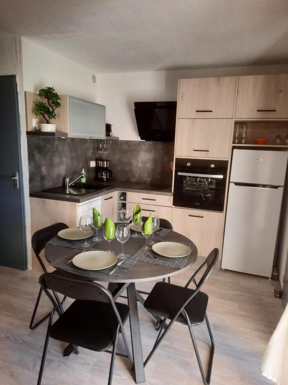 une cuisine avec une table et des chaises dans une cuisine dans l'établissement cap ou pas cap, au Cap d'Agde