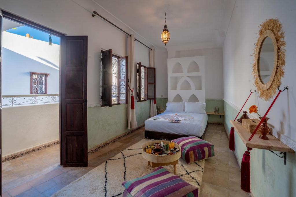 Postel nebo postele na pokoji v ubytování Riad Les Etoiles Berberes & SPA