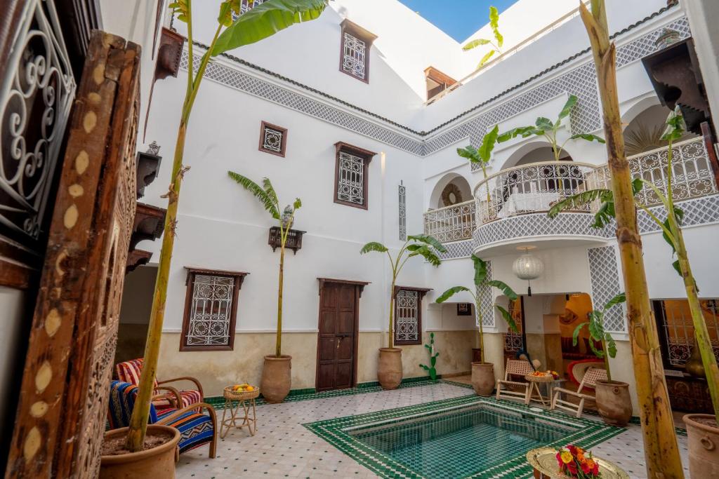 Bazén v ubytování Riad Les Etoiles Berberes & SPA nebo v jeho okolí