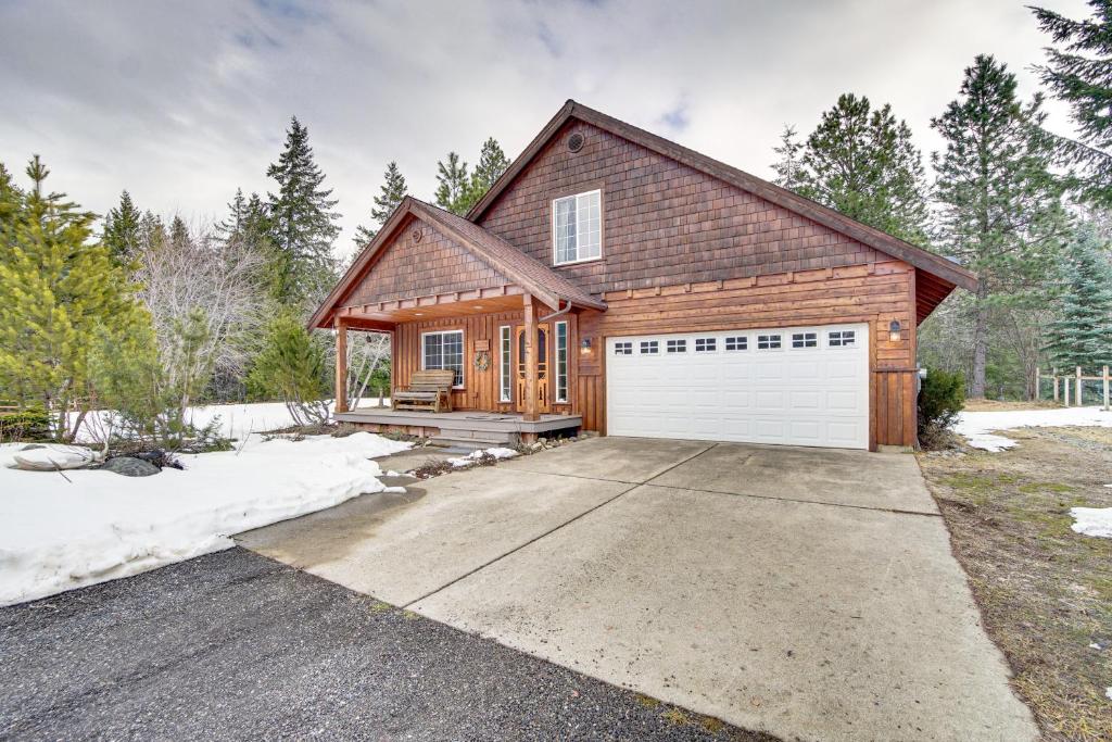 克利埃勒姆Forested Cle Elum Home with Trail Access and Deck的木屋,设有白色车库