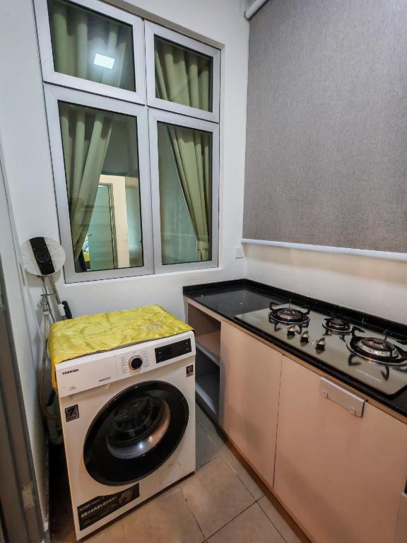 Kuchyň nebo kuchyňský kout v ubytování Near MMHE - 3 Bedrooms Homestay Meridin Bayvue Pasir Gudang