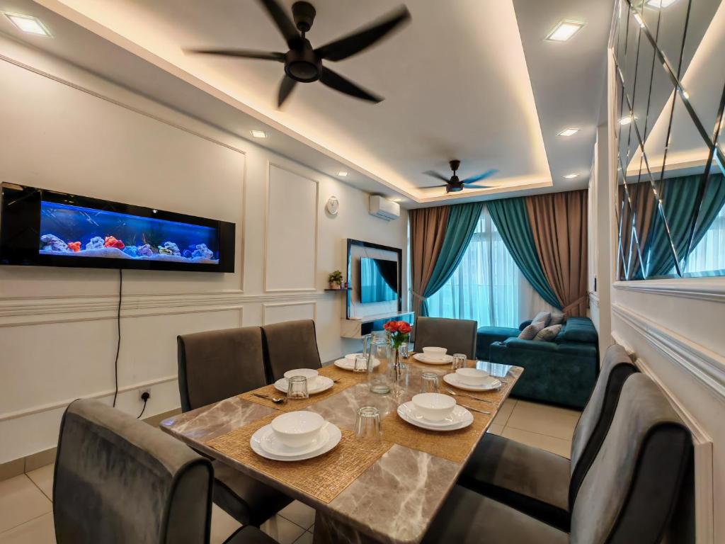 TV a/nebo společenská místnost v ubytování Near MMHE - 3 Bedrooms Homestay Meridin Bayvue Pasir Gudang