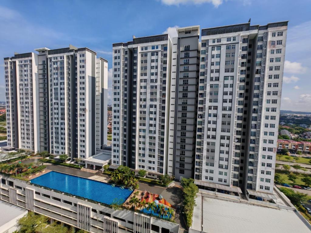 Bazén v ubytování Near MMHE - 3 Bedrooms Homestay Meridin Bayvue Pasir Gudang nebo v jeho okolí
