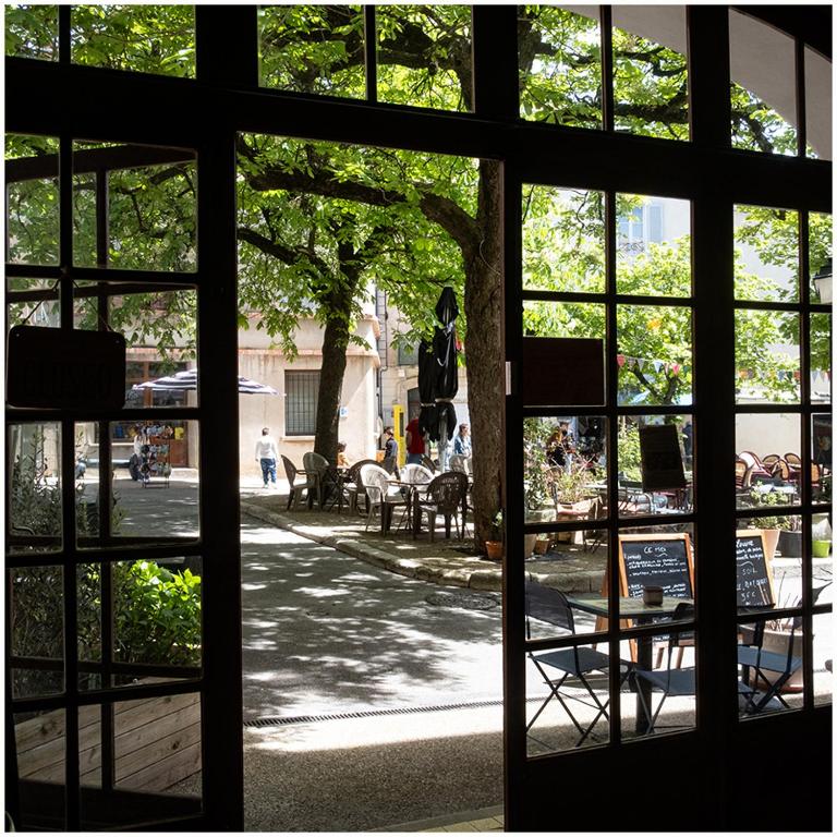 Zahrada ubytování Logis Hôtel Restaurant Le Louvre