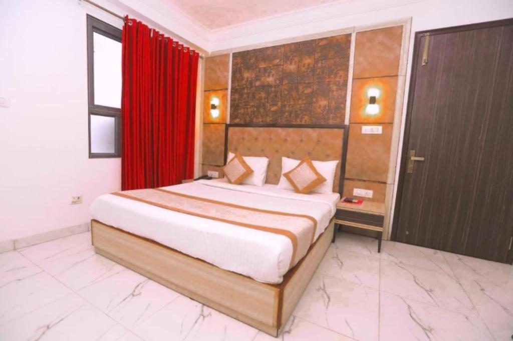 Postel nebo postele na pokoji v ubytování HOTEL The Almora By RS Global Near By Delhi International Airport With - Free Airport Drop