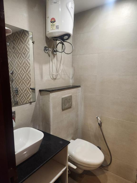 Koupelna v ubytování HOTEL The Almora By RS Global Near By Delhi International Airport With - Free Airport Drop