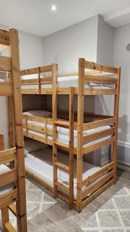 Postel nebo postele na pokoji v ubytování Matrix Hostel