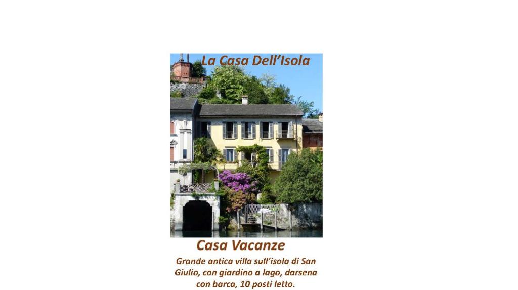 une photo d'une maison sur la couverture d'un magazine dans l'établissement Villa La Casa dell'Isola, à Orta San Giulio