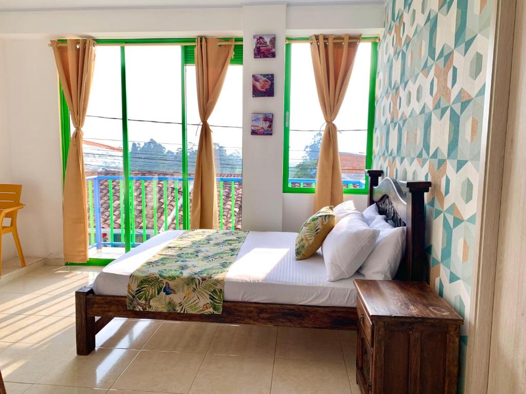 サレントにあるNature Hotel Salentoの窓のある部屋にベッドがある寝室