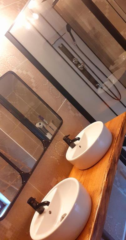Kuchyň nebo kuchyňský kout v ubytování "Sous Le Même Toit" "CHAMBRE FAMILIALE CHEZ L' HABITANT"