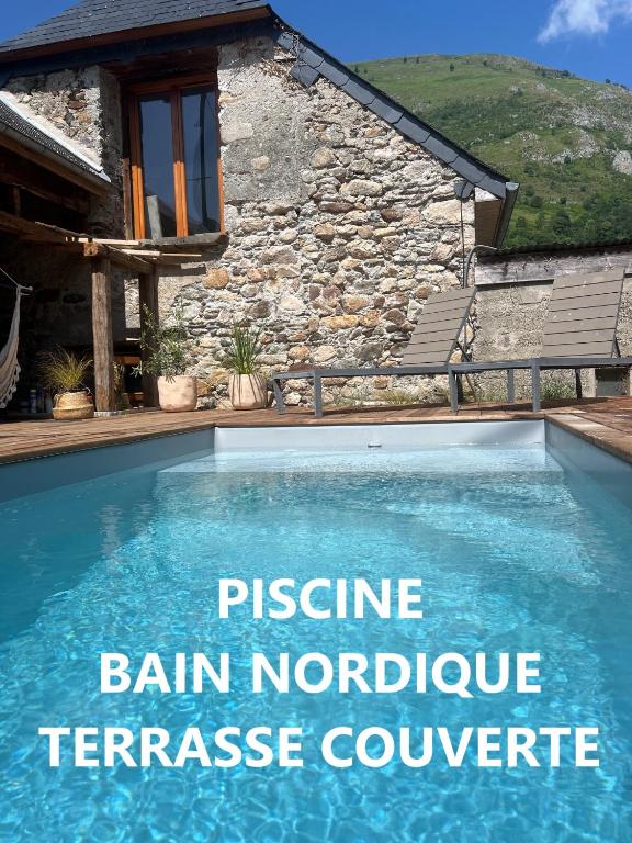 une maison avec piscine devant un immeuble dans l'établissement La grange de l'Adour Rimoula, à Campan