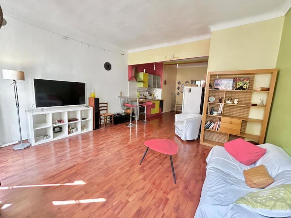 un salon avec un canapé blanc et une table dans l'établissement 2P proche Jean Médecin, centre ville, à Nice