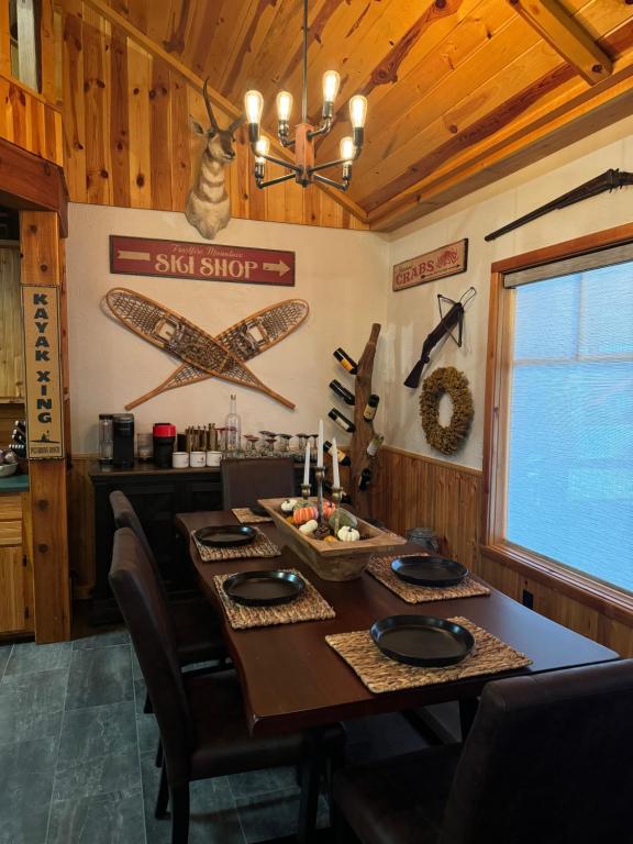a dining room with a table in a cabin at Rustic 5 Bedroom Gorge River Resort in Walhalla