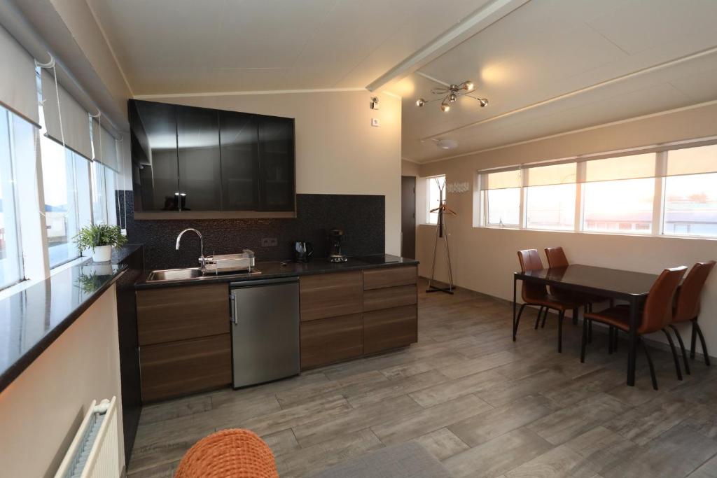 Kuchyň nebo kuchyňský kout v ubytování Skýjaborg Apartments