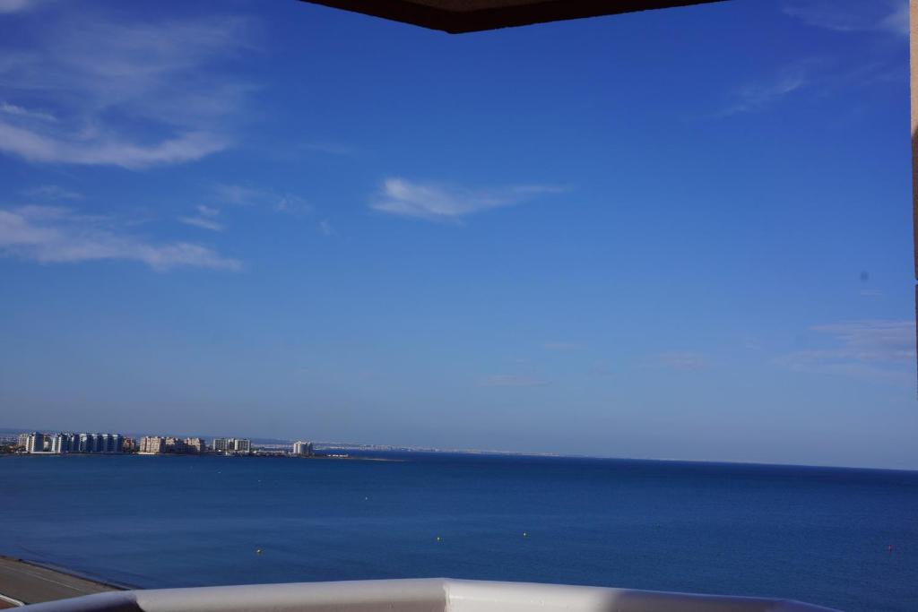 ラ・マンガ・デル・マール・メノールにあるLas Palmerasの飛行機の窓から海の景色を望めます。