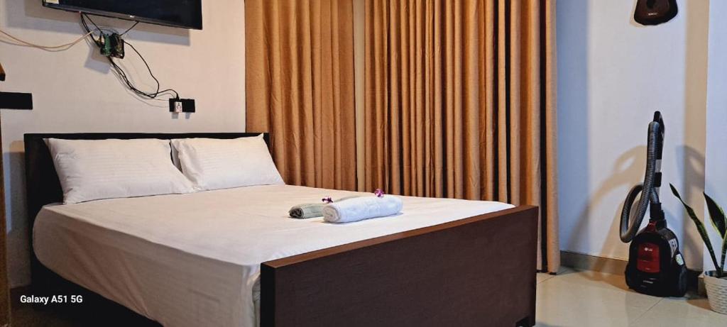 - une chambre avec un lit et une bouteille dans l'établissement Migela Restaurant & Rooms, à Walliwala East