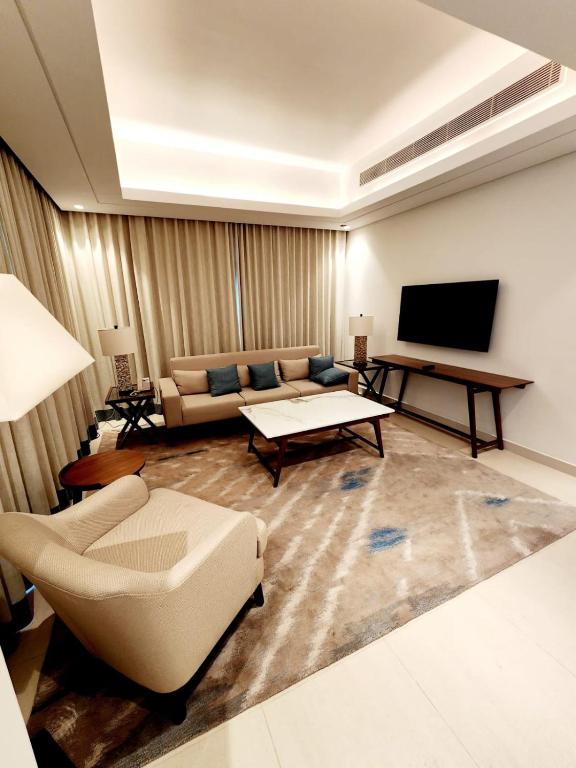 TV a/nebo společenská místnost v ubytování Solo RealtyHH Apartments - Address Residence Fujairah