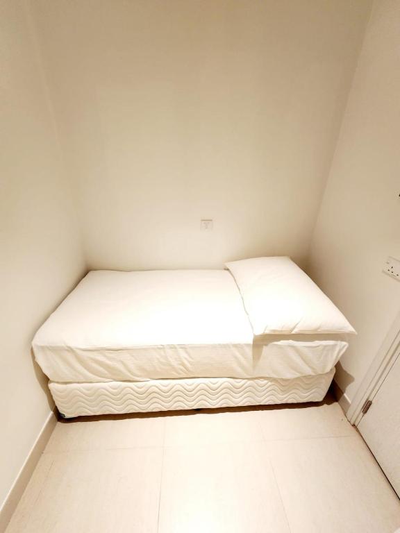 Postel nebo postele na pokoji v ubytování Solo RealtyHH Apartments - Address Residence Fujairah