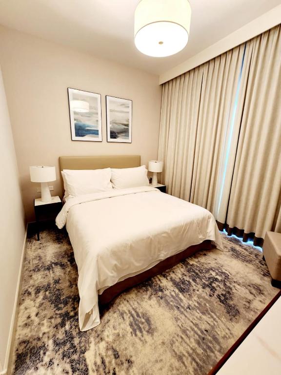 Postel nebo postele na pokoji v ubytování Solo RealtyHH Apartments - Address Residence Fujairah