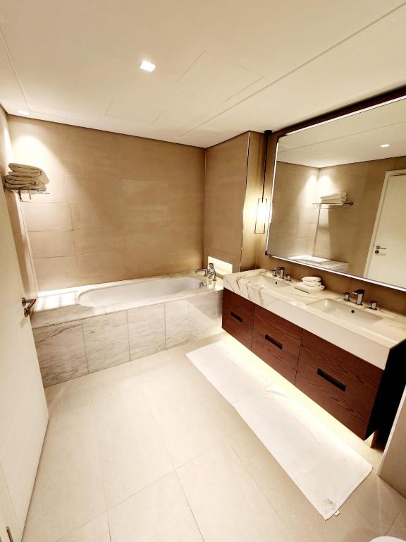 Koupelna v ubytování Solo RealtyHH Apartments - Address Residence Fujairah