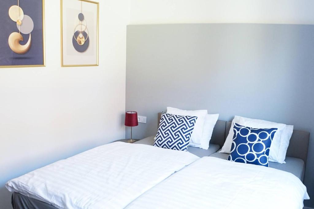 Postel nebo postele na pokoji v ubytování Pécs Centrum Apartman