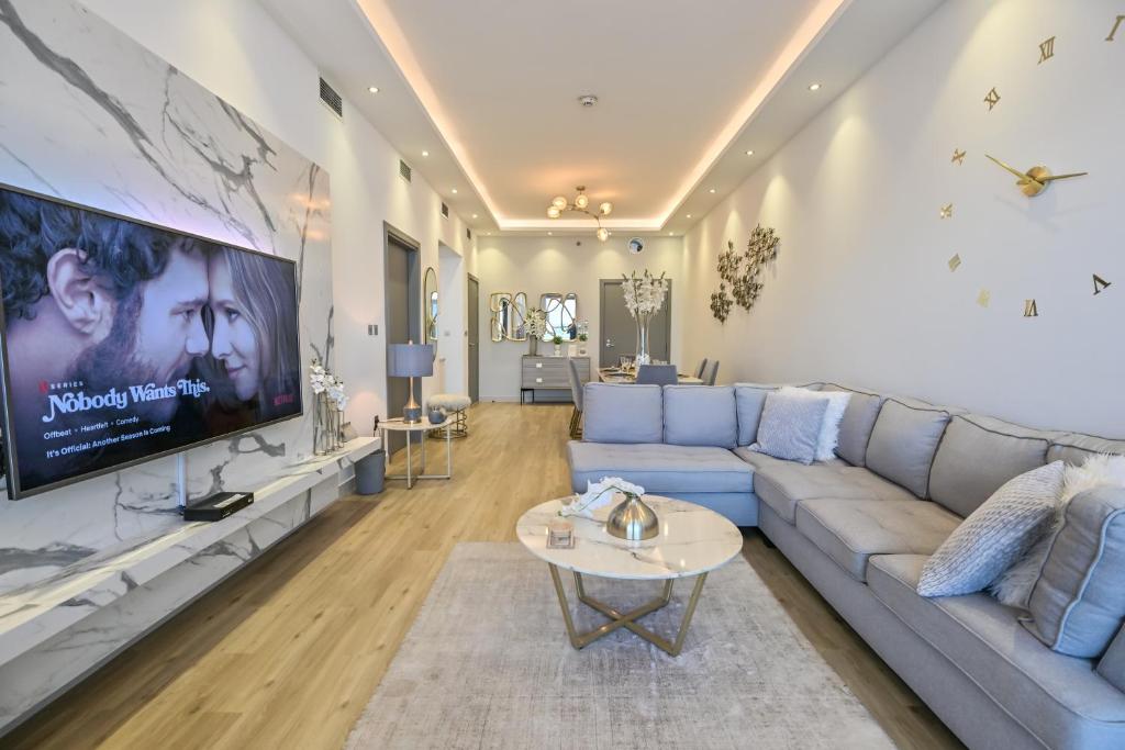 Μια τηλεόραση ή/και κέντρο ψυχαγωγίας στο Azure Residences a Beachfront Getaway on Palm Jumeirah