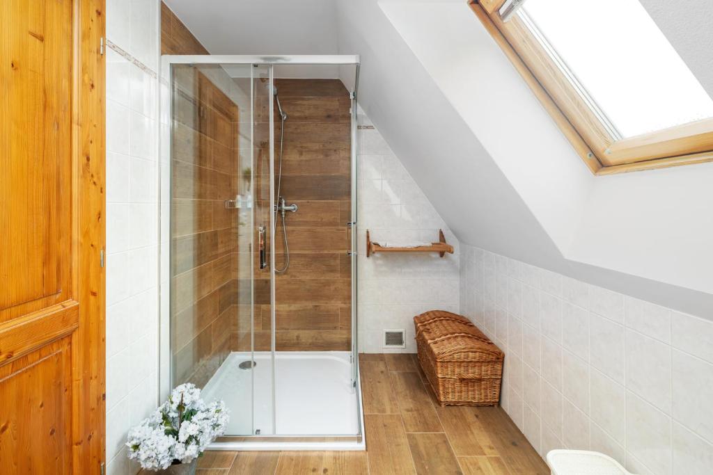 bagno con doccia e porta in vetro di Chalupa v Haraticích a Jablonec nad Nisou