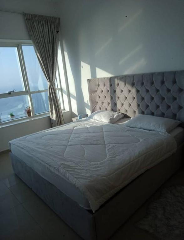 Postel nebo postele na pokoji v ubytování NICE Room in Sea View Apartment with Shared Amenities - ROOM INSIDE APARTMENT