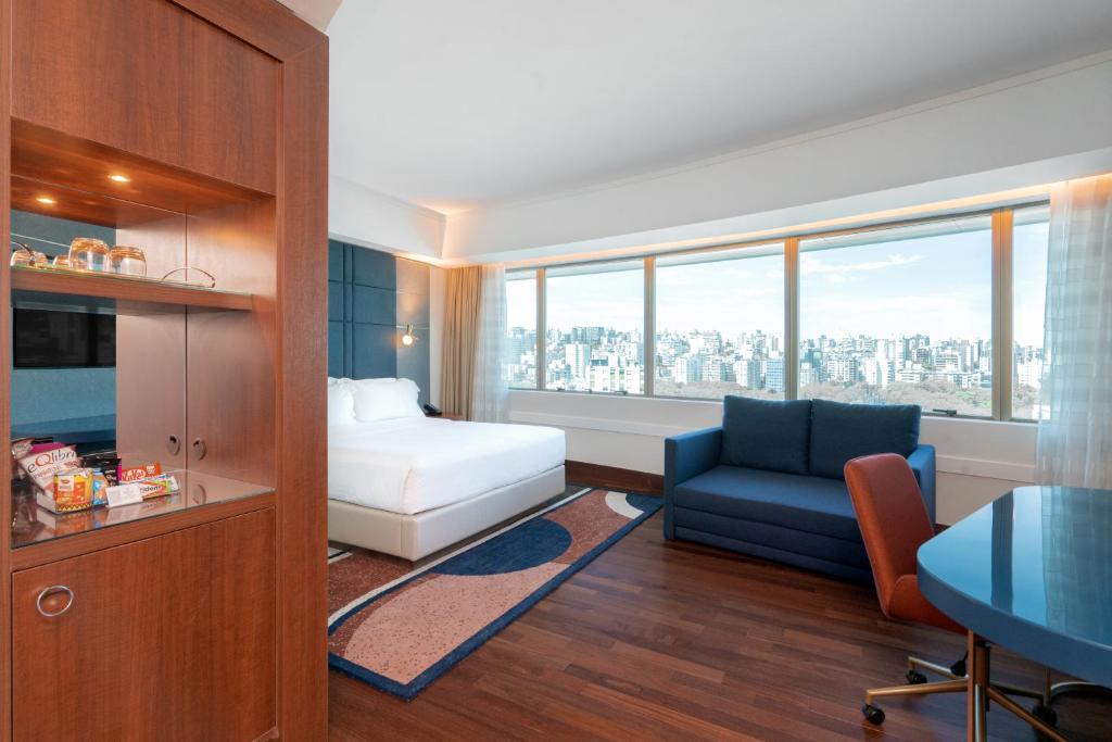 ポルト・アレグレにあるHilton Porto Alegre, Brazilのベッドと机と椅子があるホテルの部屋