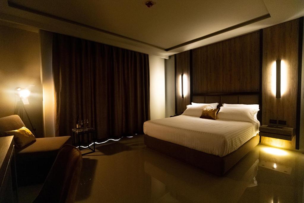 um quarto de hotel com uma cama e uma cadeira em Kraal Hotel Vlore em Vlorë