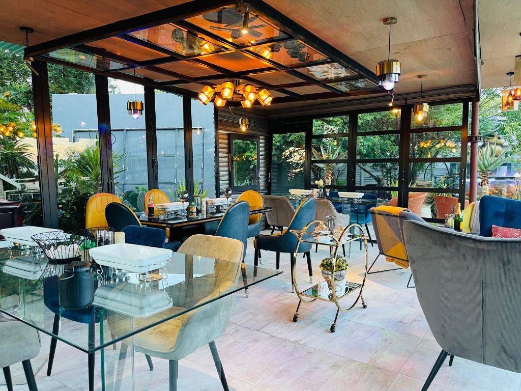 Posezení v ubytování 24 On Basil Boutique Luxury Hotel