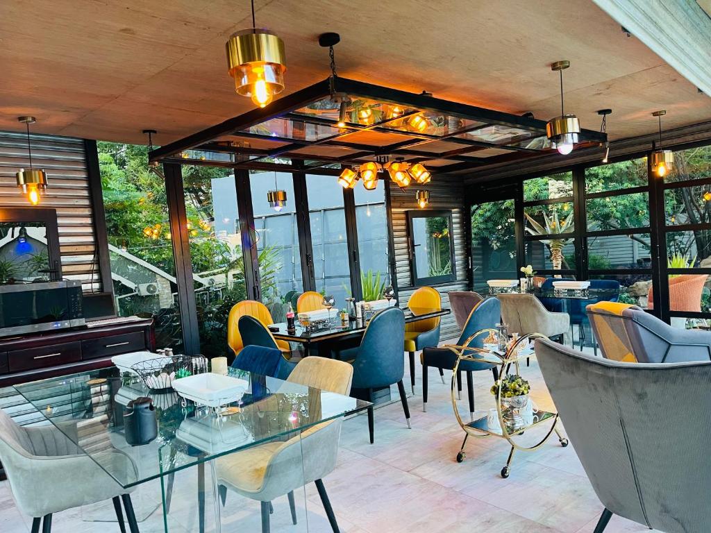 Posezení v ubytování 24 On Basil Boutique Luxury Hotel
