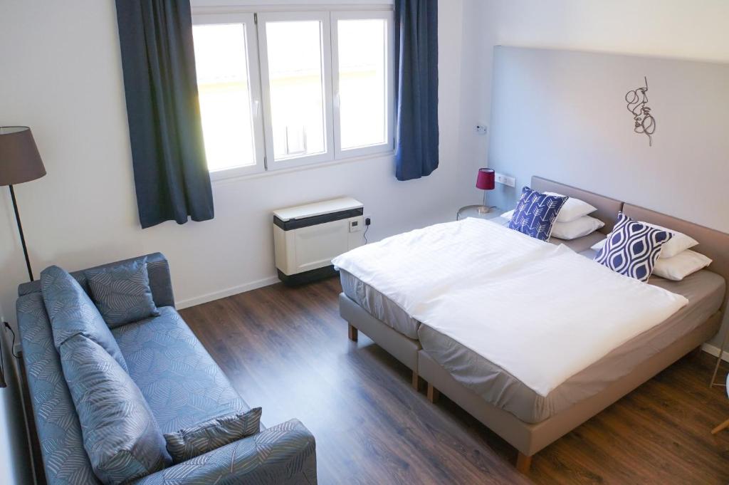 Postel nebo postele na pokoji v ubytování Pécs Centrum Apartman