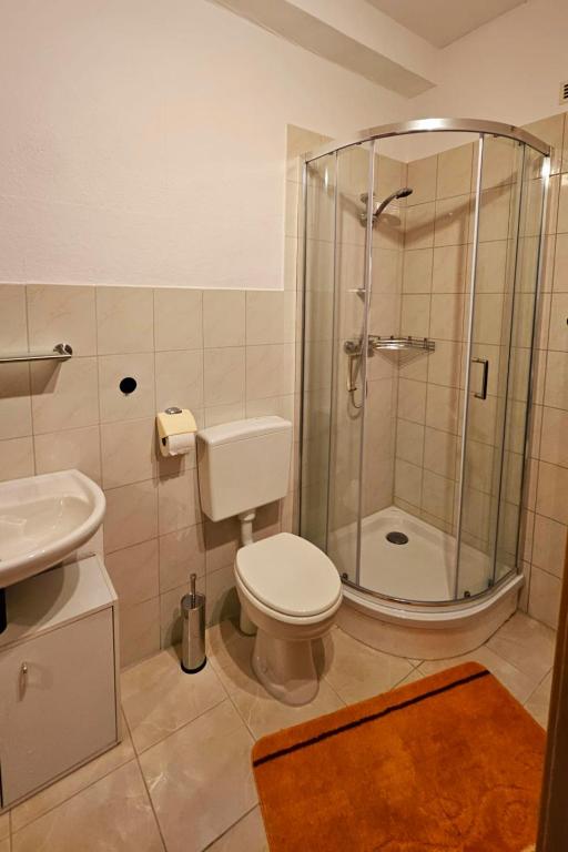 Koupelna v ubytování Monteurzimmer Siebenlehn