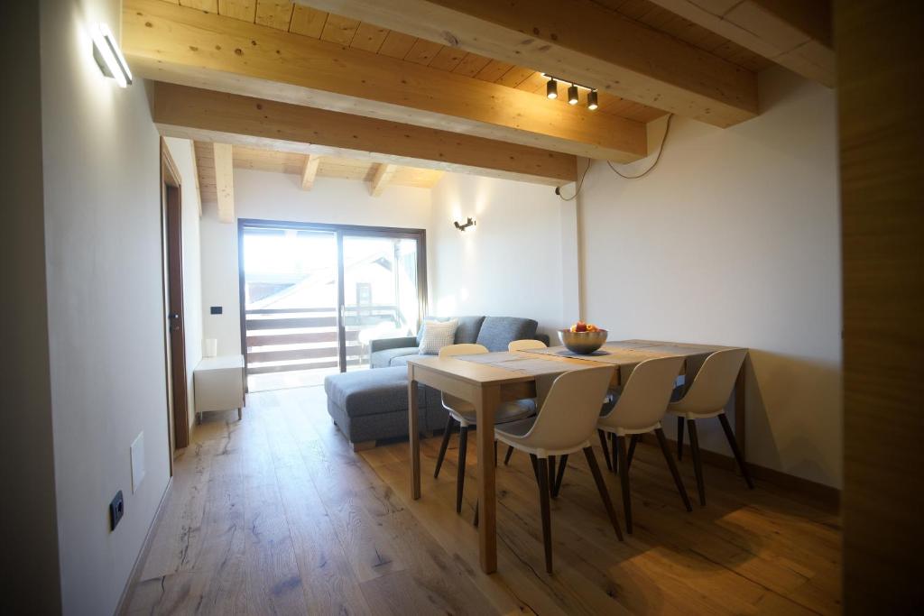 una sala de estar con una mesa y un sofá en A93A Apartment Alicia, en Carano