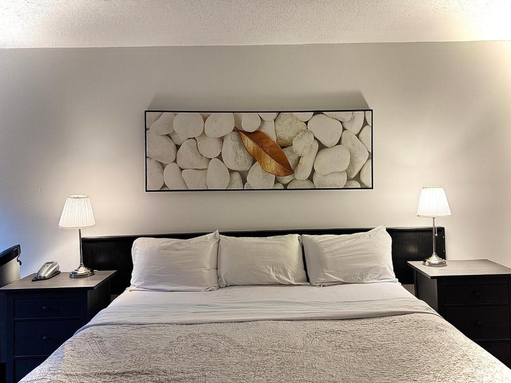 Postel nebo postele na pokoji v ubytování Sunshine Lodge Inn