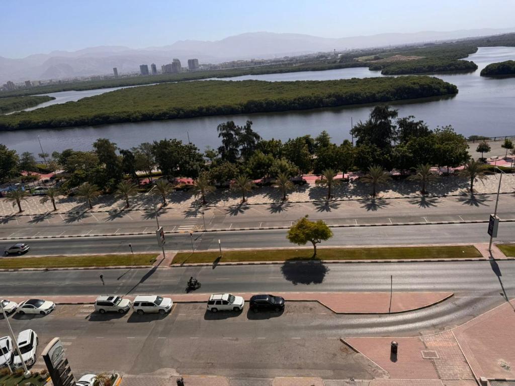 een luchtzicht op een parkeerplaats naast een rivier bij Stunning Corniche view in Ras al Khaimah