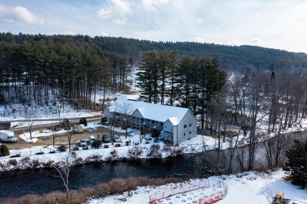 eine Luftaufnahme eines Hauses im Schnee in der Unterkunft Riverhouse by Weekender formerly Jack Daniels Inn in Peterborough