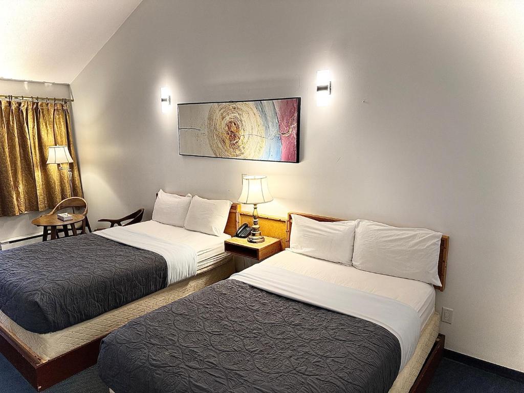 Postel nebo postele na pokoji v ubytování Sunshine Lodge Inn