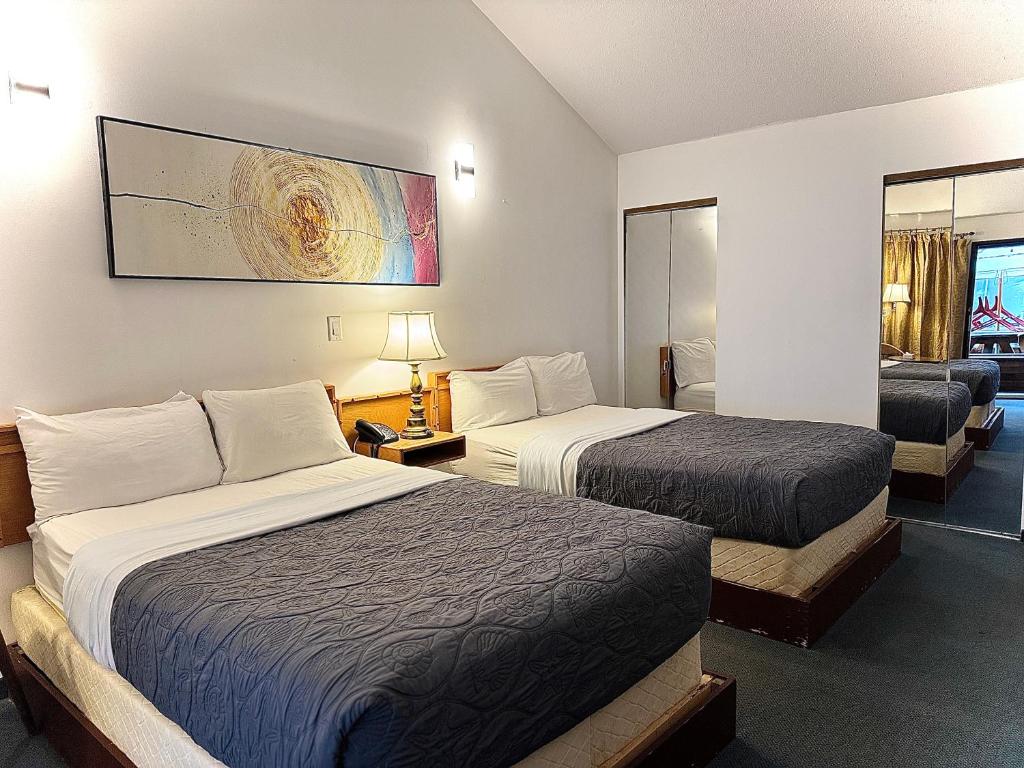 Postel nebo postele na pokoji v ubytování Sunshine Lodge Inn