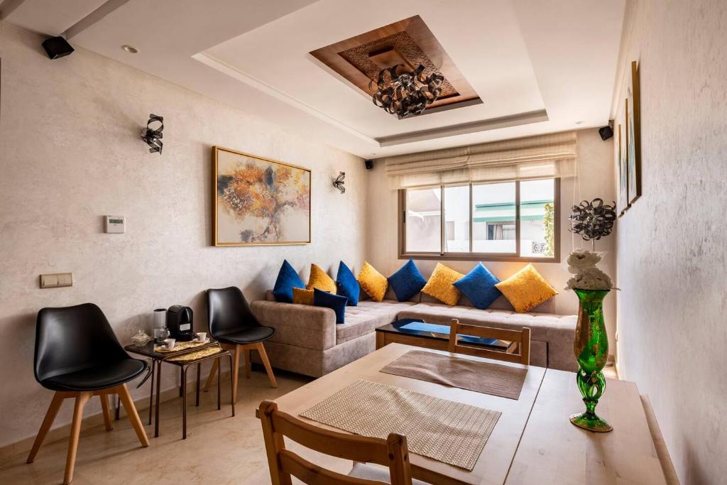 una sala de estar con un sofá y una mesa en Casa Lilas Free Parking & Gym & Optical Fiber Oldtown 5 mn Walk, en Rabat