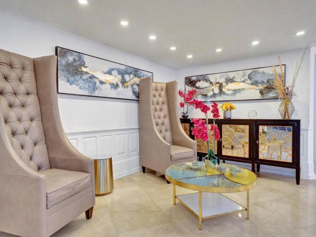 Posezení v ubytování Luxury 2BD Penthouse with Beach Access and Resort Amenities PH6
