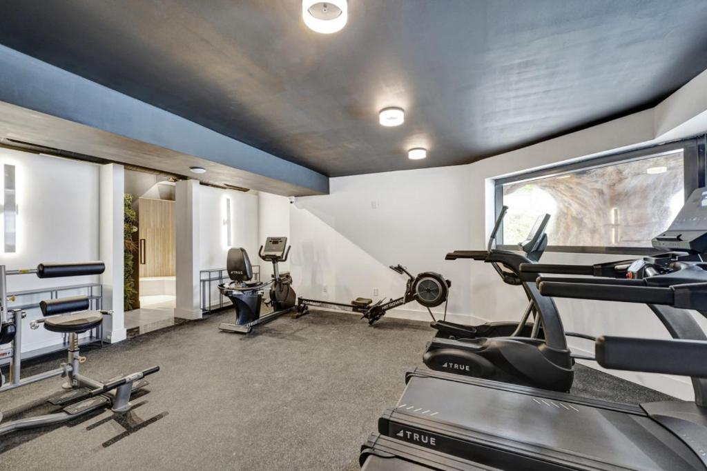 Fitness centrum a/nebo fitness zařízení v ubytování Luxury 2BD Penthouse with Beach Access and Resort Amenities PH6